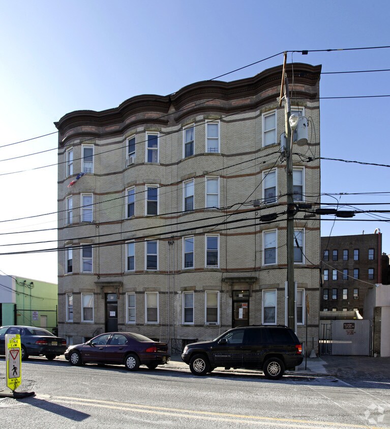 Building Photo - 915-921 22nd St