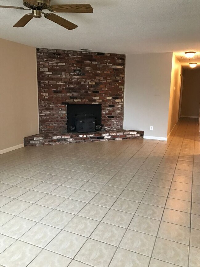 Building Photo - 3 bed/2 ba house - E Marysville