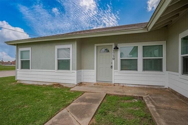 Foto del edificio - 1750 Lynn Ln
