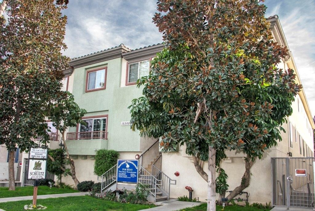 Foto principal - 15200 Sherman Way