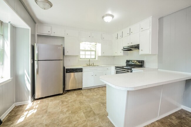 Building Photo - Cozy & Classic 3 Bedroom