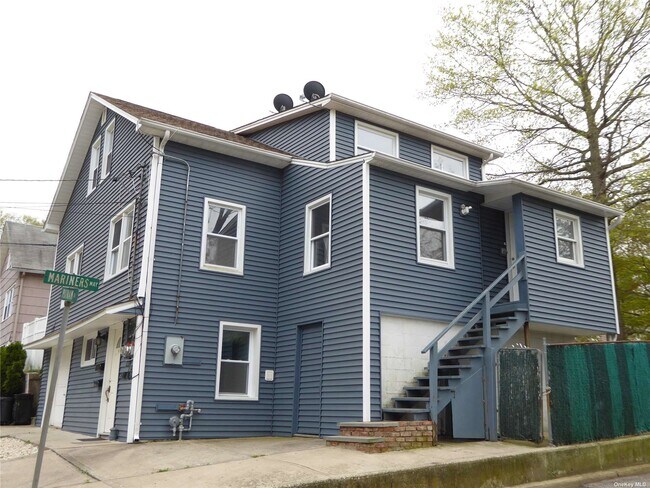 Building Photo - 6 Putnam Ave