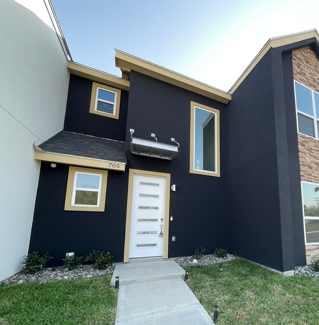 Building Photo - 801 W Seminole Ave