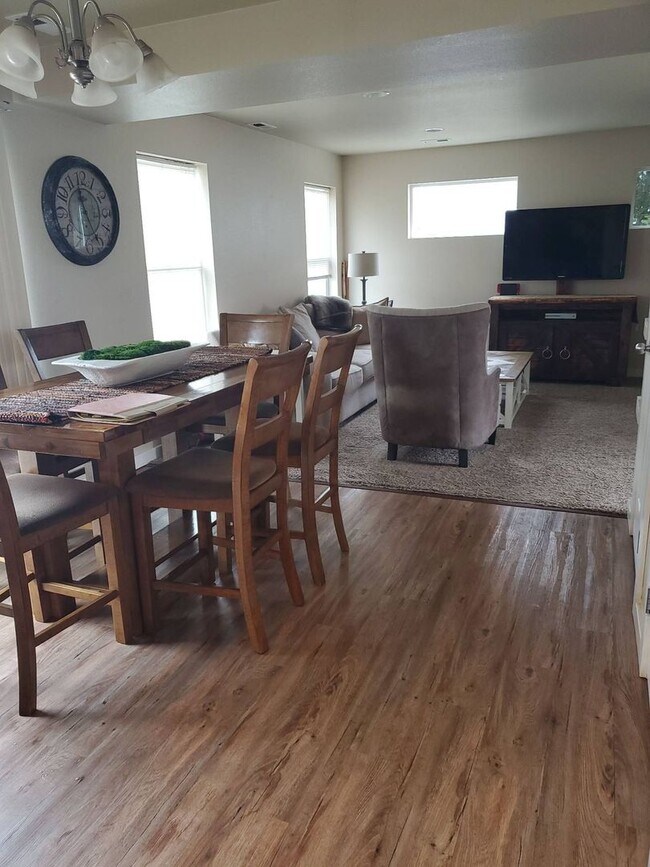 Building Photo - Beautiful 3 bedroom 2.5 bath CDA Home for ...