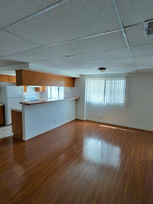 Building Photo - 121 S Swall Dr