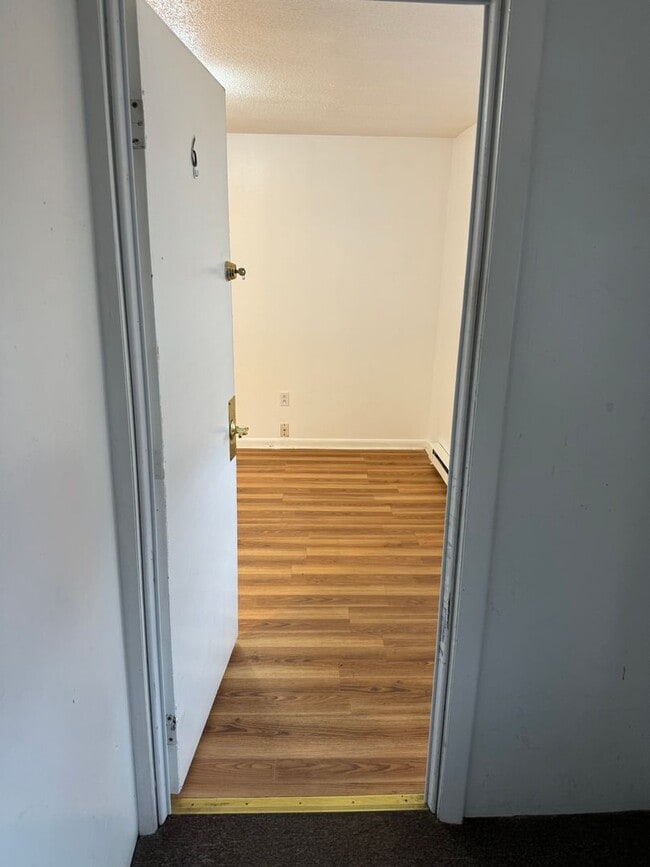 Building Photo - One bedroom