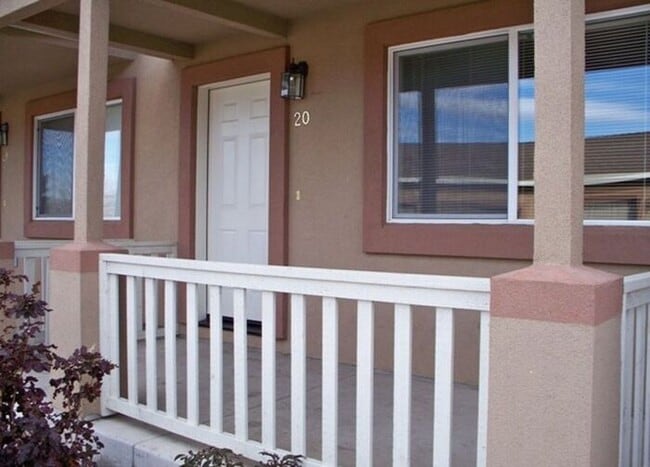 Building Photo - Townhouse in Gated Community For Rent