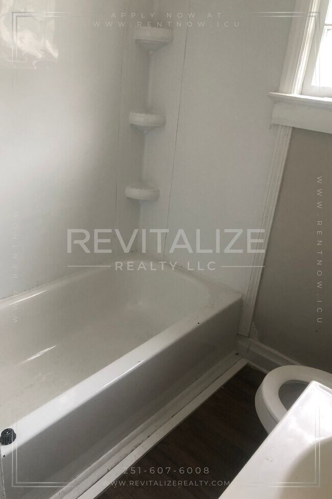Building Photo - Cozy 2 Bedroom/1 Bathroom Duplex in Mobile!