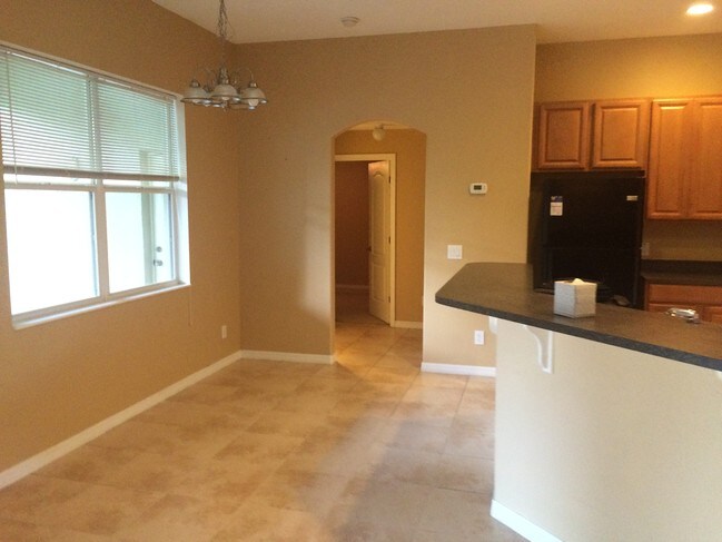 Diseño de distribución abierta con abundante luz; barra de desayuno y rincón - 3615 Soft Breeze Cir