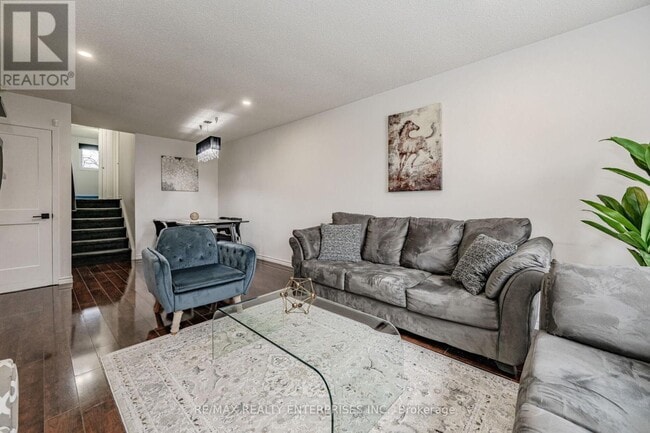 Building Photo - 92 Stoney Brook Crescent