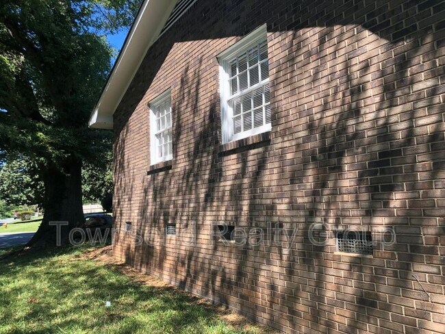 Building Photo - 4900 Crestmont Dr