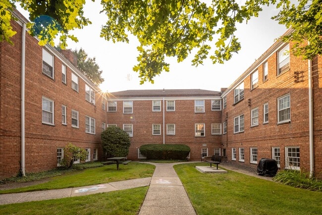 Building Photo - North Moreland Courts Apartments