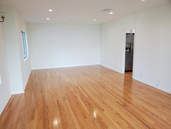 Building Photo - 1037 S Longwood Ave