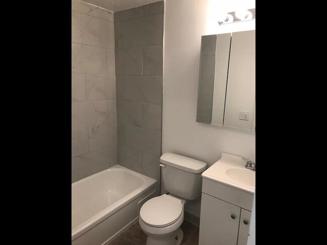 Foto del edificio - 1458 W 114th St