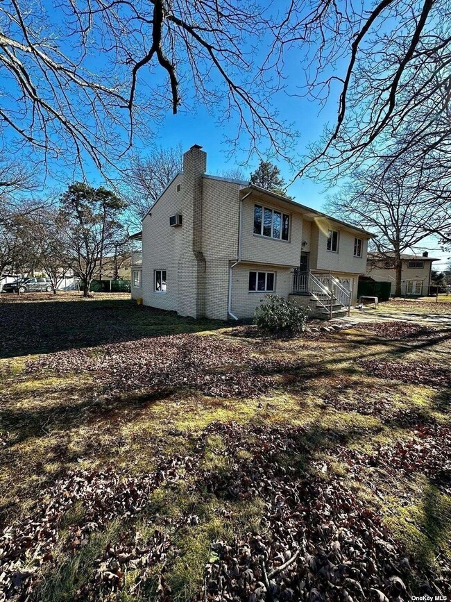 Building Photo - 283 Commack Rd