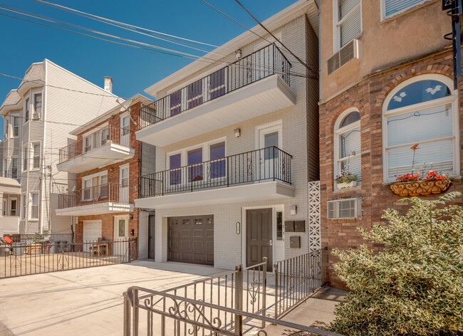 Top floor with a balcony - 14 Poplar St