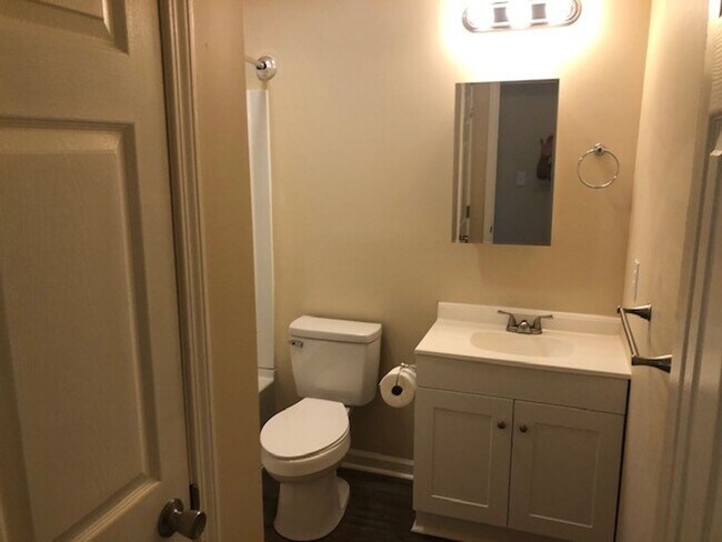 Building Photo - 2 Bedroom 1 Bath Apartment