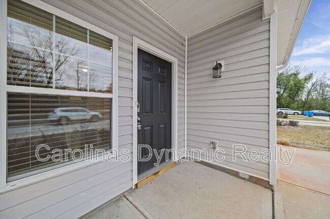 Building Photo - 916 S Battleground Ave