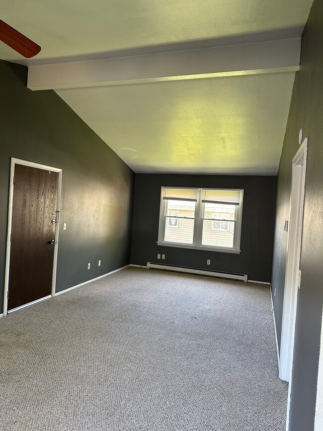 Spacious living room - 327 M St