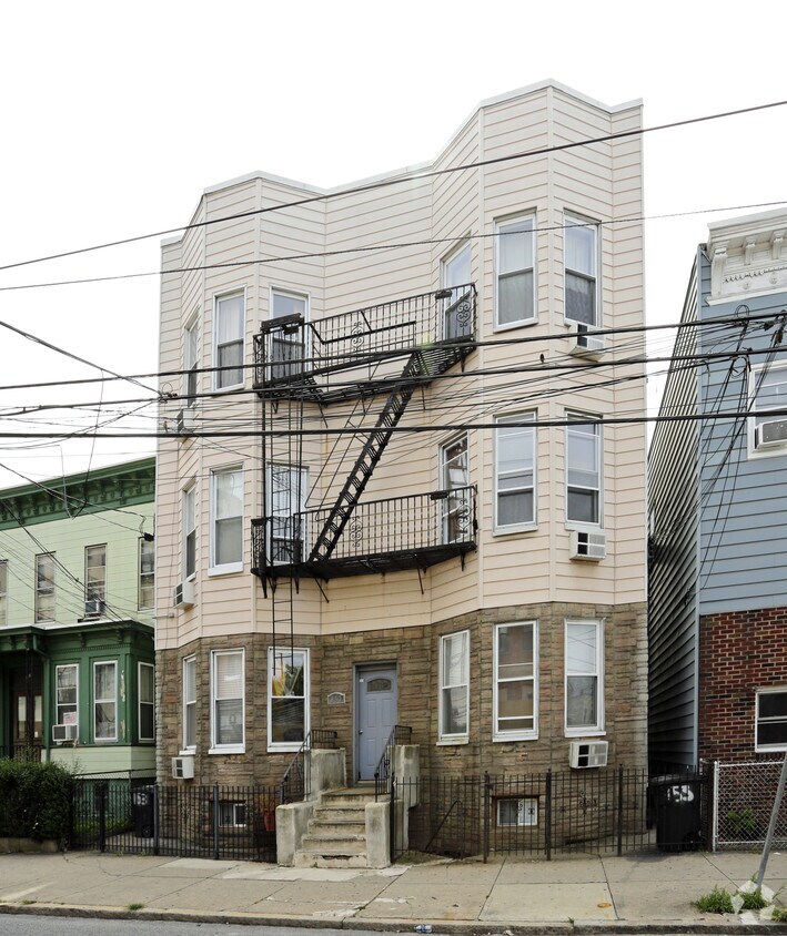 Primary Photo - 153 Lincoln St