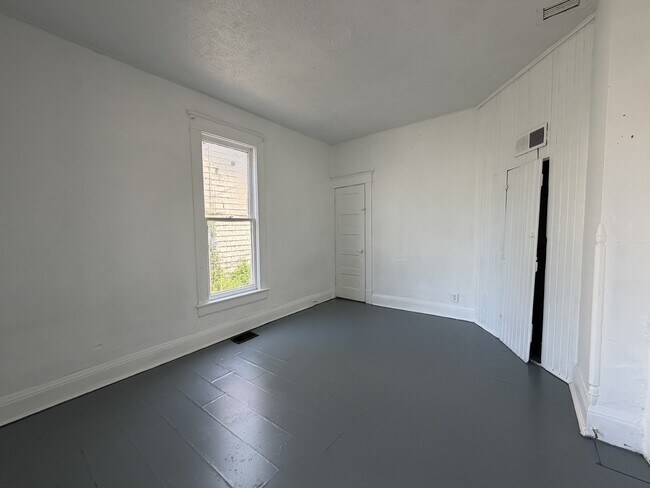 Building Photo - 748 Monroe St