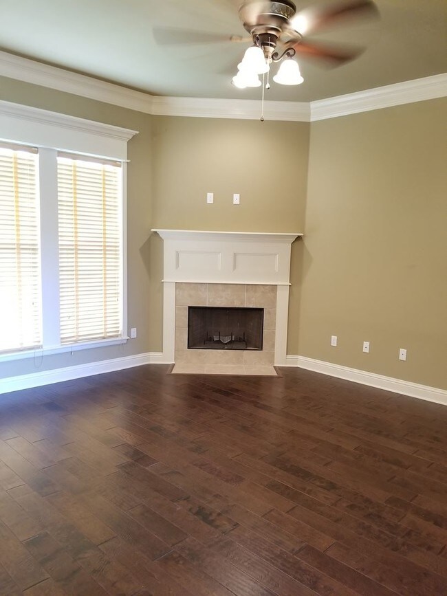 Building Photo - 4 br, 2 bath House - 3828 Lakeside Dr