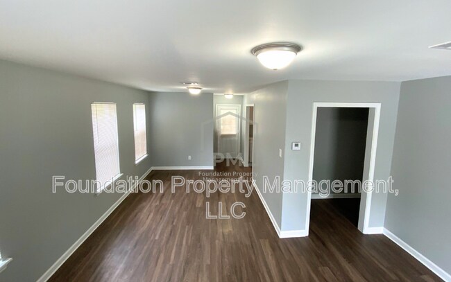 Building Photo - 2506 Derbyshire Ave