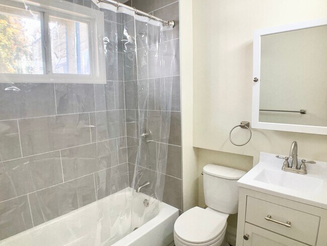 Foto del edificio - FULL FLOOR FLAT! Bay Windows, IN-UNIT LAUN...