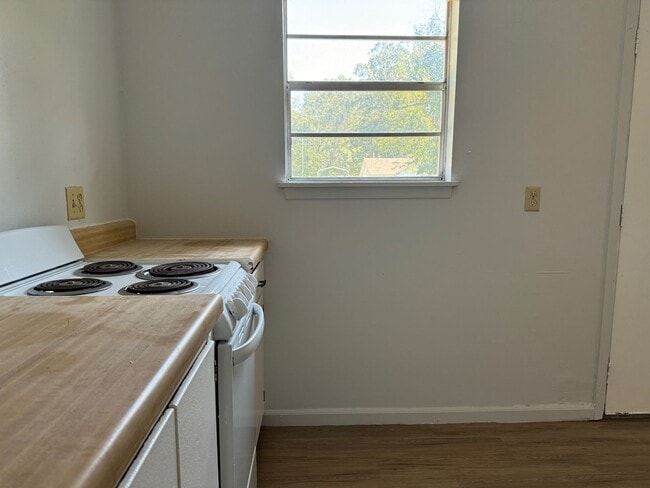 Foto del edificio - 1600 N Lane UNIT E