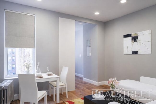 Foto del edificio - 1 Bedroom Apartment in Crown heights