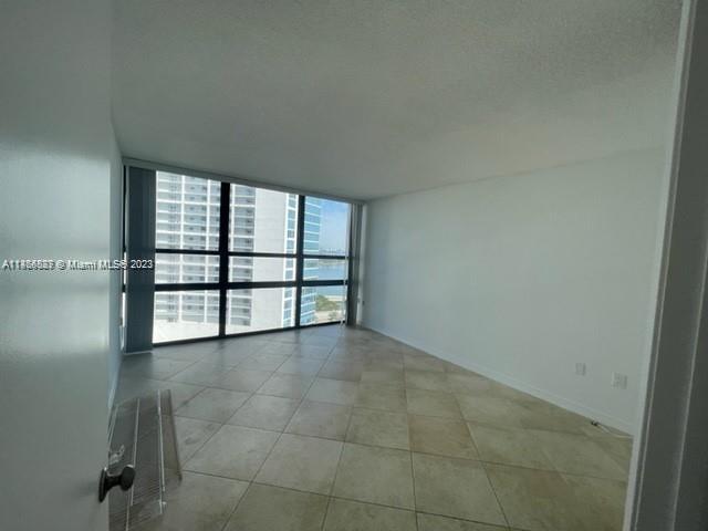 Foto del edificio - 600 NE 36th St