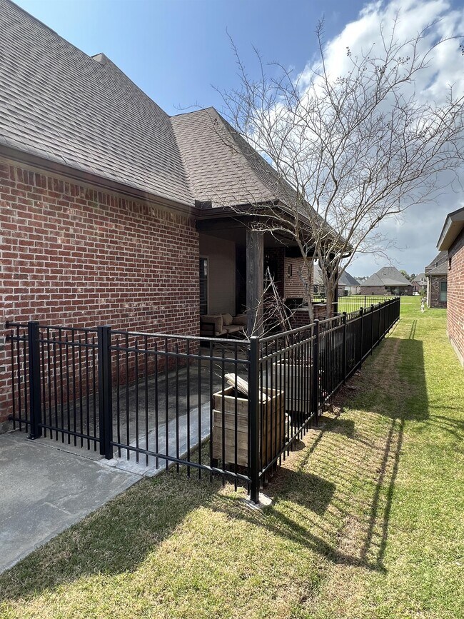 Building Photo - 5810 Willow Breeze Dr