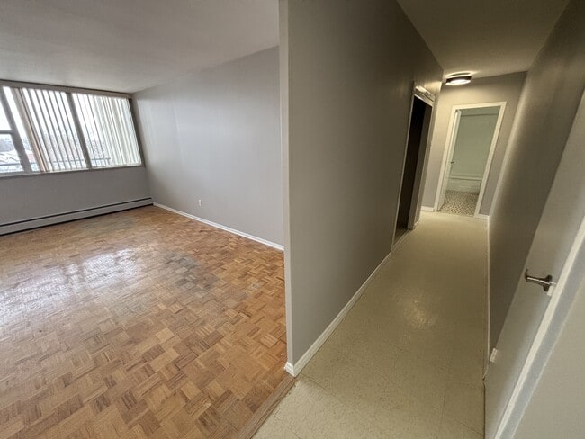 Photo du bâtiment - 1061 Queen's Blvd