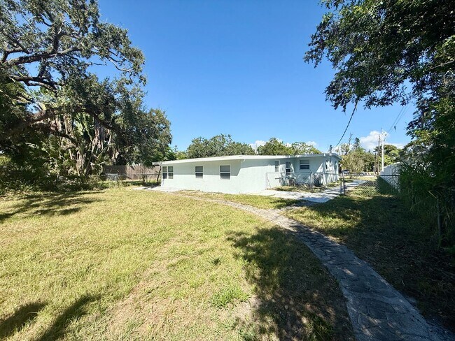Foto del edificio - Four Bedroom Bradenton Rental - Large Yard