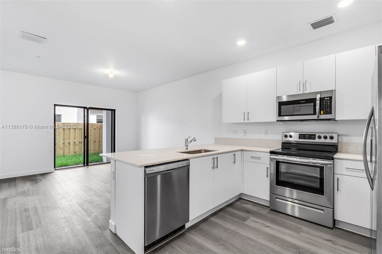 Foto principal - 3 br, 2.5 bath House - 260 SW 159th Ter