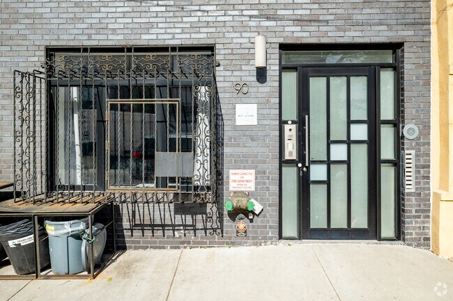 Entrada - 90 Troy Ave