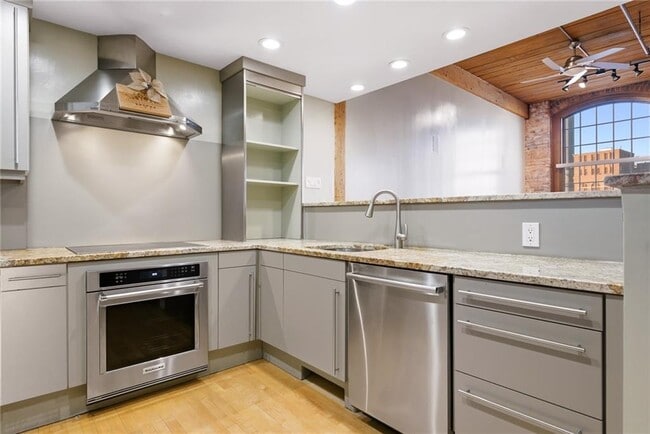 Foto del edificio - 555 S Water St