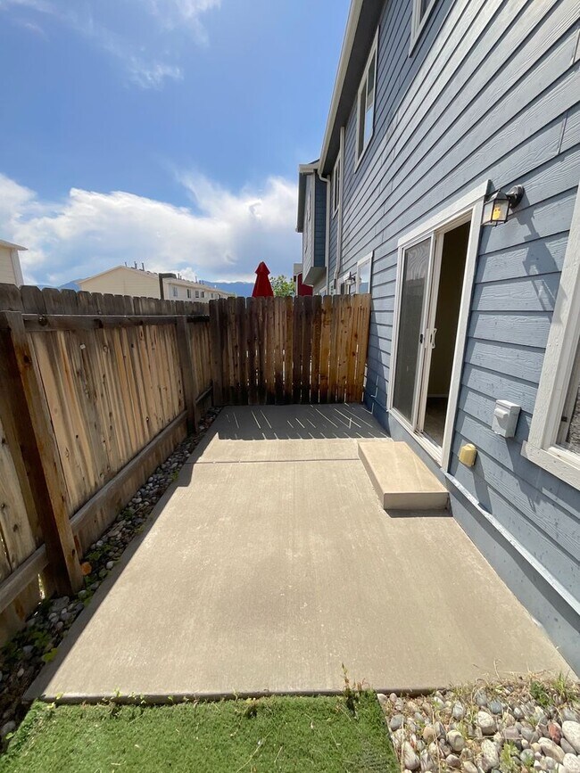 Building Photo - 3 Bedroom Townhome Available Near Hancock ...
