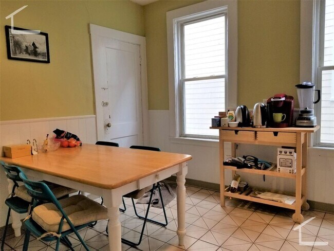 Building Photo - Large Unit on Coolidge Corner, Eat-in Kitchen Laundry on a Site, Parking for Rent, Big Bedrooms, ...