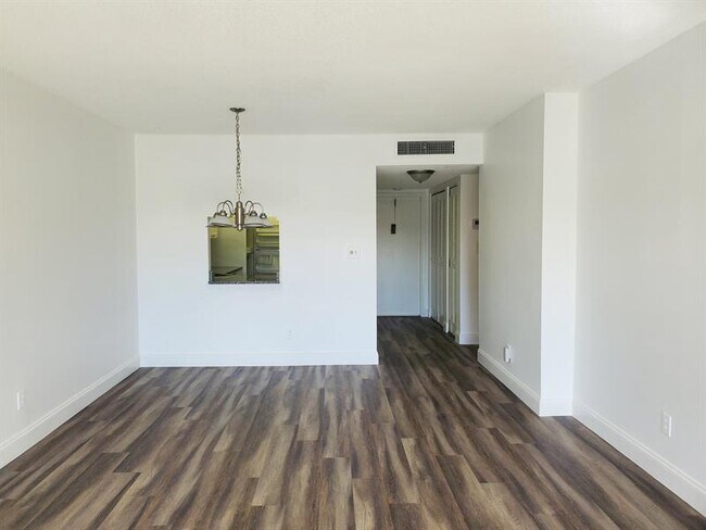 Foto del edificio - 6050 NW 64th Ave