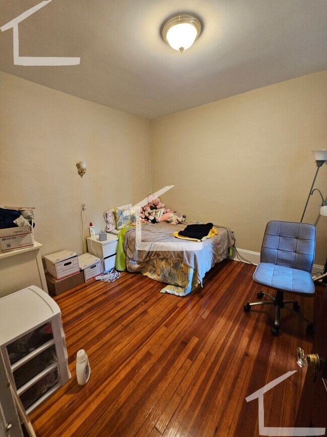 Building Photo - Charming 5 Bedroom