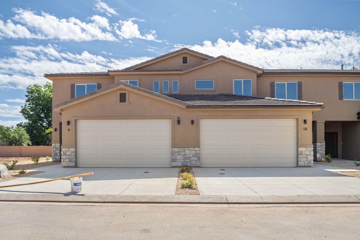 Foto principal - BRAND NEW HURRICANE TOWNHOME