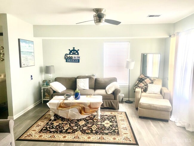 Building Photo - 28 Bay Ave