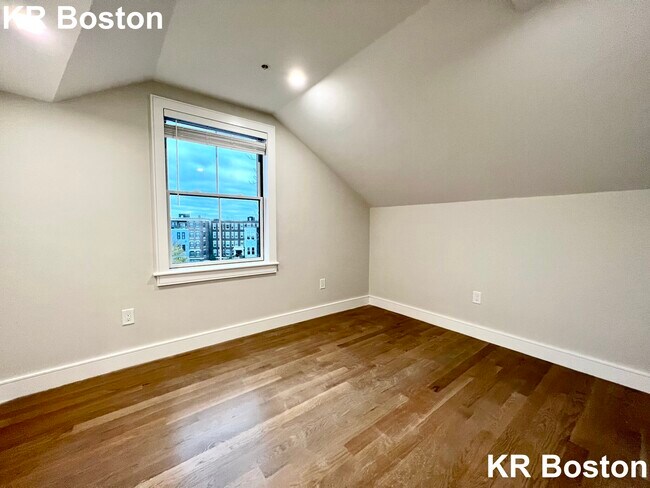 Building Photo - 12 Greylock Rd