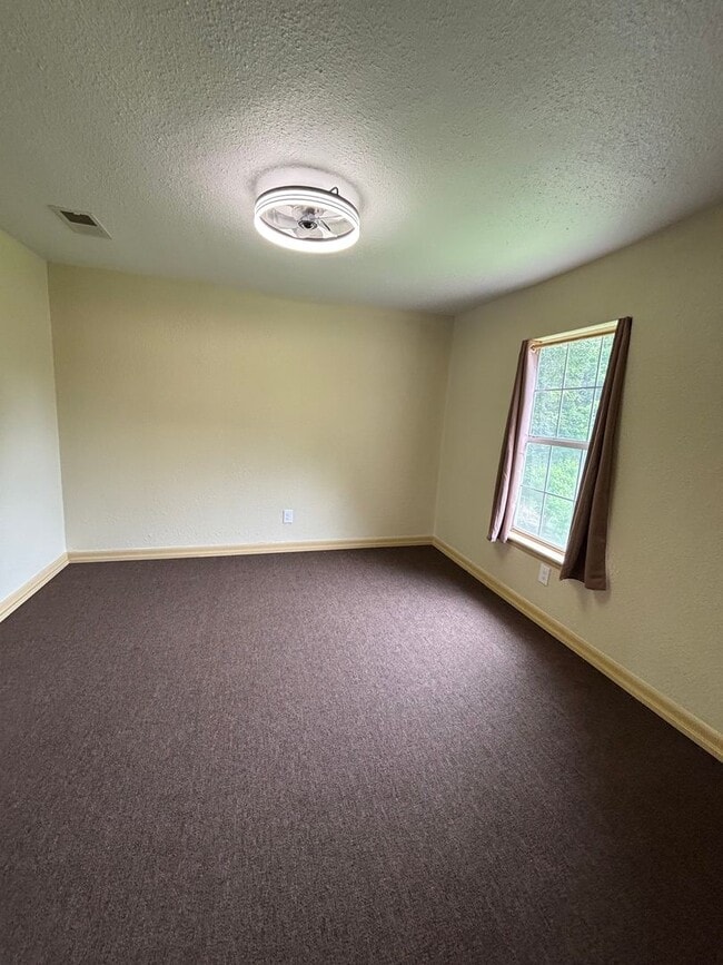 Building Photo - Remodeled 2 Bedroom Unit Off of Bert Kouns
