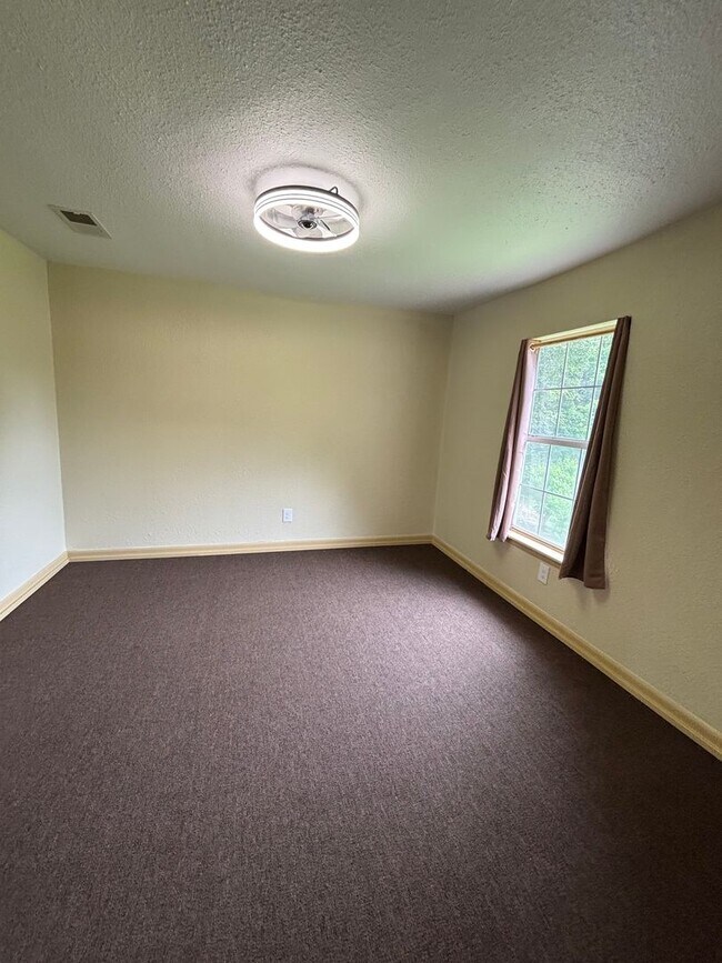 Foto del edificio - Remodeled 2 Bedroom Unit Off of Bert Kouns
