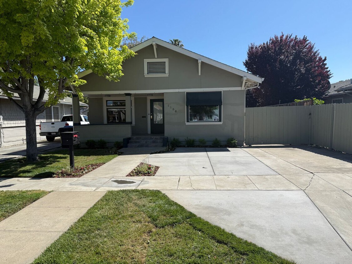 Foto principal - Updated Custom Home