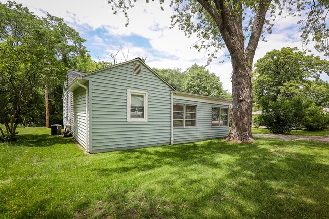 Building Photo - 409 Mineral Springs Ave