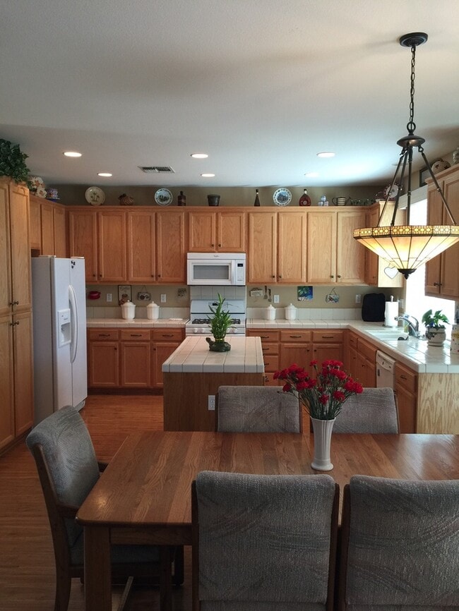 Foto del edificio - Spacious two-story home featuring 4 bedrooms and 3 full bathrooms (1 bedroom and 1 bathroom downs...