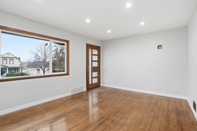 Foto del edificio - 729 W Augusta Ave